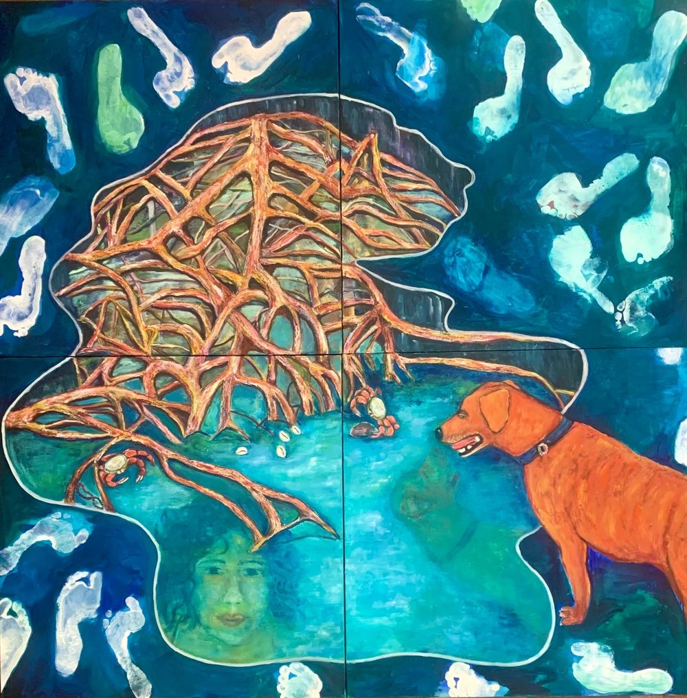 Pintura quadrada em azul-petróleo, de quatro telas: uma poça turquesa com raízes alaranjadas entrelaçadas, dois caranguejos, o reflexo de um rosto de mulher, um cachorro laranja à direita e pegadas brancas em volta.