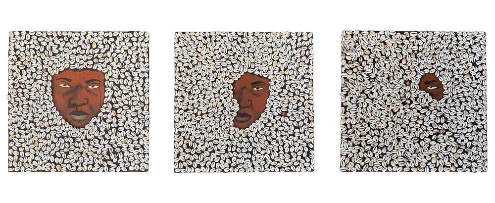 Três placas quadradas cobertas de búzios, cada uma com o rosto de um homem negro que vai sendo coberto: inteiro, de lado e só um olho.